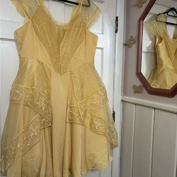 Torrid/Disney Princess Beauty And The Beast Belle Ball Gown - Picture 5 of 14